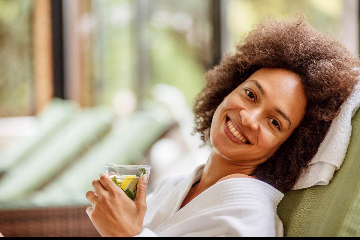 Femme sereine profitant d'un moment de bien-être