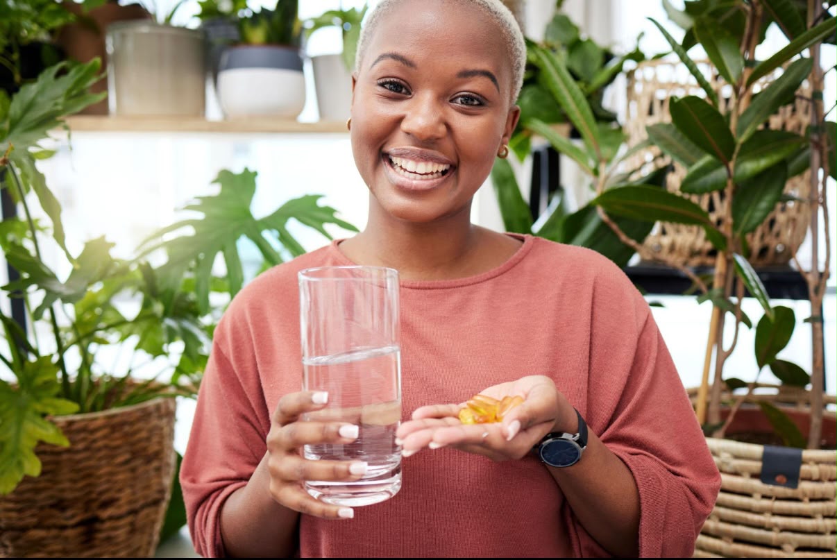 Femme prenant sa cure de compléments naturels Seyacare
